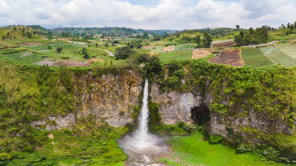 Family Holiday to Sipiso Piso Waterfall