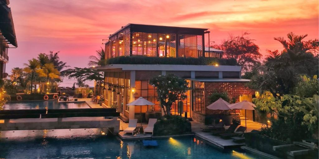 The Moon Rooftop Light Bar (Sunset)