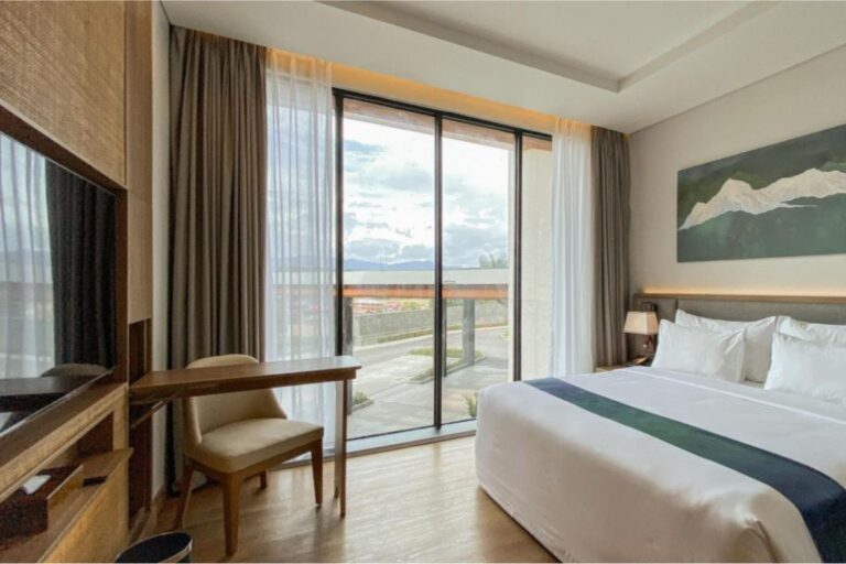 Marianna Resort - Deluxe King Front View Room